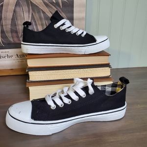 Maurices Kara Sneakers Tennis Shoes Black White Rubber Toe womens sz 8